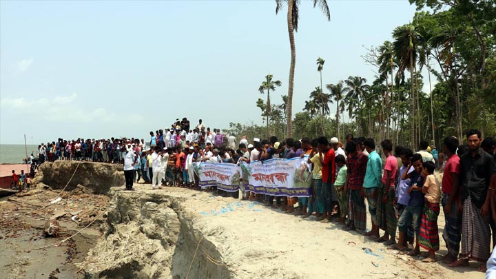 লক্ষ্মীপুরে নদী ভাঙন রোধ প্রকল্পের কাজ বন্ধের প্রতিবাদে মানবন্ধন